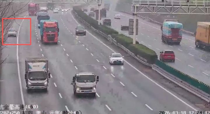  新能源车高速电量异常引发惊险一幕；驾驶员冒险推行车辆；专业救援及时化解危机。 汽车科技