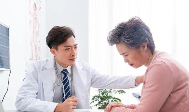  70-80岁骨骼退化科学指南：九大动作禁区与生物力学解析 健康养生