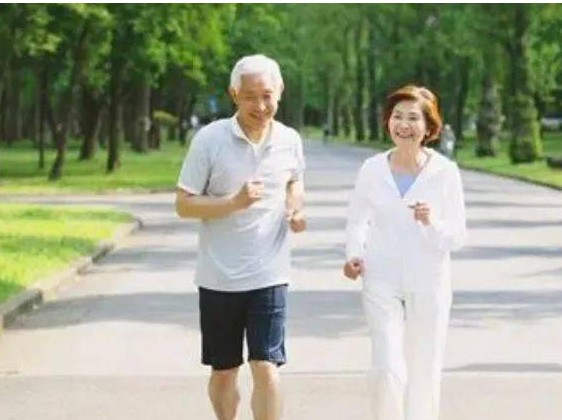  70-80岁骨骼退化科学指南：九大动作禁区与生物力学解析 健康养生