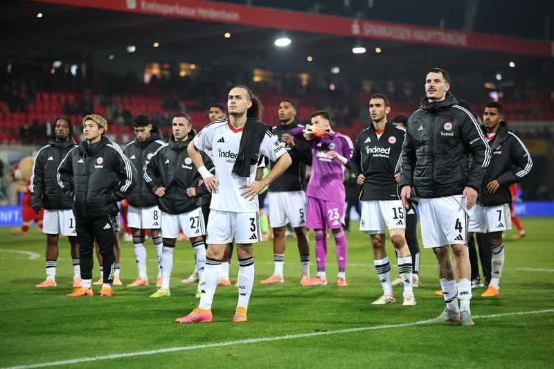 【深度解析】法兰克福左后卫困局：从布朗离队传闻到库阿西的战术适配逻辑 体育新闻